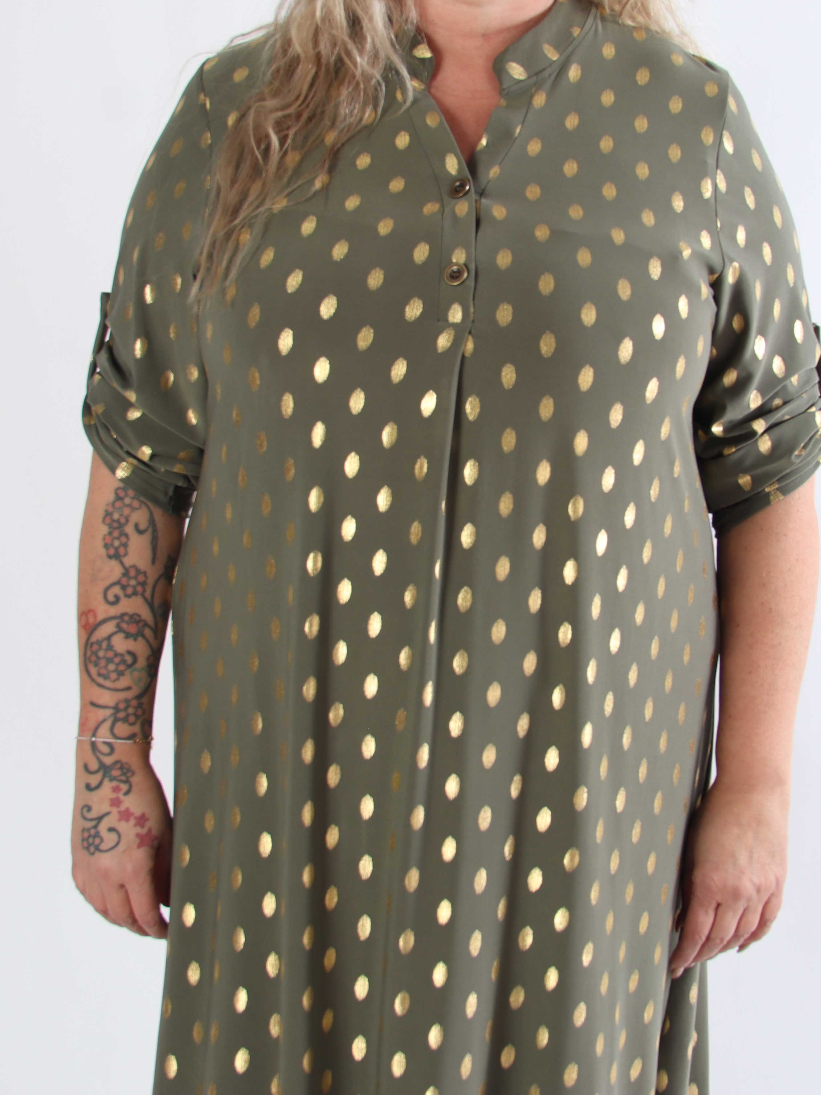 Ebba Gold Dress - Elastisk långklänning i plusstorlek med guldprickar